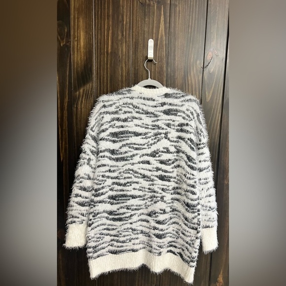 Mudd Fuzzy Zebra Cardigan with Pockets-Size: Medium - Picture 5 of 6